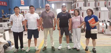 蒙古客戶訪問強福機械再次購買飼料成套設(shè)備